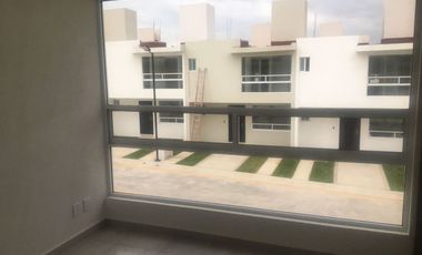 CASA EN RENTA , UBICADA EN FRACCIONAMIENTO CANTERAS. UBICADO SOBRE AVENIDA PRINCIPAL. ZONA ZINCANTEPEC, EDO MEX