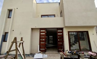 Casa en condominio Lomas de San Sebastián. Venta UF 8.500