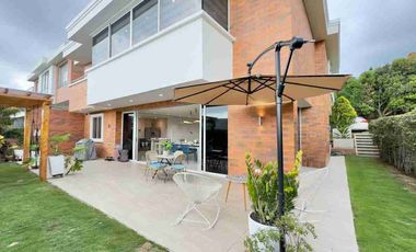 SE VENDE HERMOSA CASA REFORMADA EN RUITOQUE CONDOMINIO!!