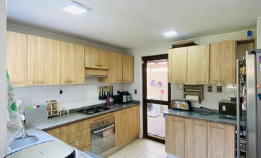 VENTA CASA CERCANA CARRETERA SAN MARTÍN 2 PISOS 3D + 3B + TERRAZA + LOGIA + P. SERVICIO, COLEGIOS ALGARROBAL- DUNALASTAIR – LINCON - ALIANZA FRANCESA