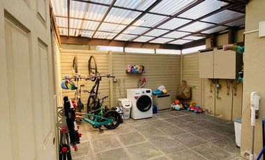 VENTA CASA CERCANA CARRETERA SAN MARTÍN 2 PISOS 3D + 3B + TERRAZA + LOGIA + P. SERVICIO, COLEGIOS ALGARROBAL- DUNALASTAIR – LINCON - ALIANZA FRANCESA