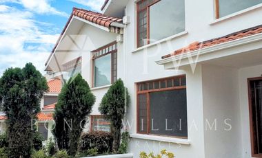 CASA EN CUMBAYA DENTRO DE URBANIZACIÓN EN RENTA