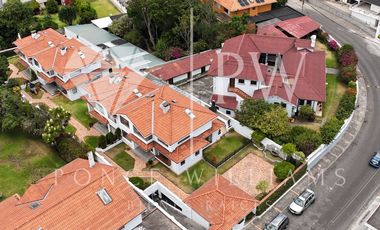 CASA EN CUMBAYA DENTRO DE URBANIZACIÓN EN RENTA
