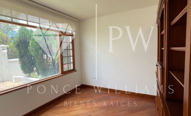 CASA EN CUMBAYA DENTRO DE URBANIZACIÓN EN RENTA