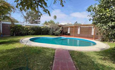 VENDO CASA EN ICA EN RESIDENCIAL LA ANGOSTURA UBICADA EN CONDOMINIO CON SEGURIDAD LAS 24 HORAS, PISCINA Y AREAS VERDES