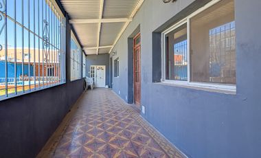 AMPLIA CASA-GARAGE-PARRILLERO-PISCINA