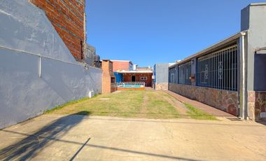 AMPLIA CASA-GARAGE-PARRILLERO-PISCINA