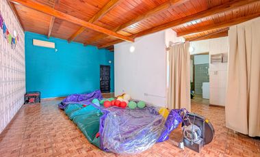 AMPLIA CASA-GARAGE-PARRILLERO-PISCINA