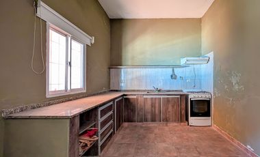 AMPLIA CASA-GARAGE-PARRILLERO-PISCINA