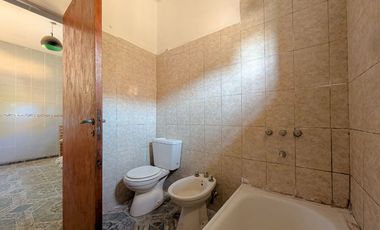 AMPLIA CASA-GARAGE-PARRILLERO-PISCINA