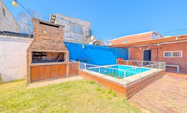 AMPLIA CASA-GARAGE-PARRILLERO-PISCINA