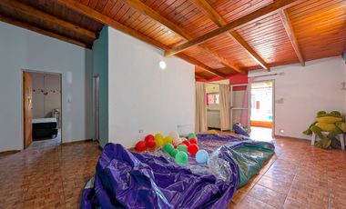 AMPLIA CASA-GARAGE-PARRILLERO-PISCINA