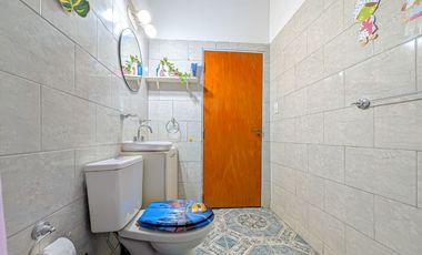 AMPLIA CASA-GARAGE-PARRILLERO-PISCINA