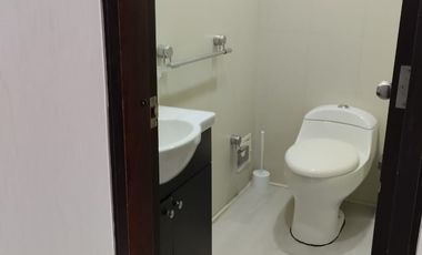 ARRIENDO HERMOSO APTO AMOBLADO CHICO RESERVADO