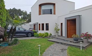 MODERNA CASA EN LA MOLINA DE 700 M2 CON 5 HABIT CON BAÑO, 3 ESTAC, $ 880,000