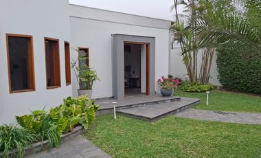 MODERNA CASA EN LA MOLINA DE 700 M2 CON 5 HABIT CON BAÑO, 3 ESTAC, $ 880,000