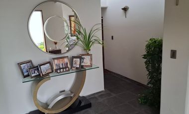 MODERNA CASA EN LA MOLINA DE 700 M2 CON 5 HABIT CON BAÑO, 3 ESTAC, $ 880,000