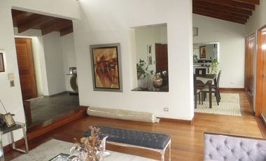 MODERNA CASA EN LA MOLINA DE 700 M2 CON 5 HABIT CON BAÑO, 3 ESTAC, $ 880,000