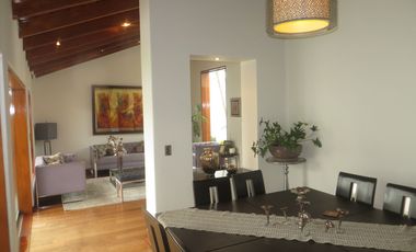 MODERNA CASA EN LA MOLINA DE 700 M2 CON 5 HABIT CON BAÑO, 3 ESTAC, $ 880,000