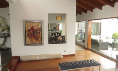 MODERNA CASA EN LA MOLINA DE 700 M2 CON 5 HABIT CON BAÑO, 3 ESTAC, $ 880,000