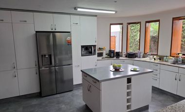 MODERNA CASA EN LA MOLINA DE 700 M2 CON 5 HABIT CON BAÑO, 3 ESTAC, $ 880,000