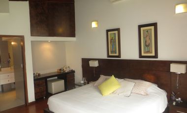 MODERNA CASA EN LA MOLINA DE 700 M2 CON 5 HABIT CON BAÑO, 3 ESTAC, $ 880,000