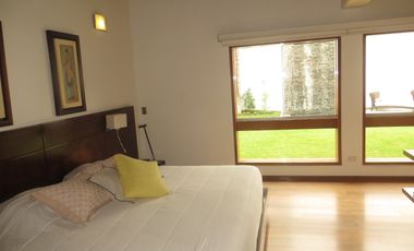 MODERNA CASA EN LA MOLINA DE 700 M2 CON 5 HABIT CON BAÑO, 3 ESTAC, $ 880,000