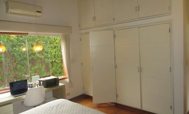 MODERNA CASA EN LA MOLINA DE 700 M2 CON 5 HABIT CON BAÑO, 3 ESTAC, $ 880,000