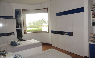 MODERNA CASA EN LA MOLINA DE 700 M2 CON 5 HABIT CON BAÑO, 3 ESTAC, $ 880,000