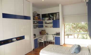 MODERNA CASA EN LA MOLINA DE 700 M2 CON 5 HABIT CON BAÑO, 3 ESTAC, $ 880,000