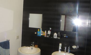 MODERNA CASA EN LA MOLINA DE 700 M2 CON 5 HABIT CON BAÑO, 3 ESTAC, $ 880,000