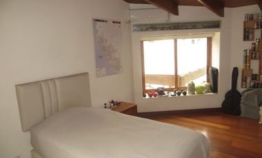 MODERNA CASA EN LA MOLINA DE 700 M2 CON 5 HABIT CON BAÑO, 3 ESTAC, $ 880,000