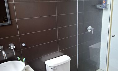 MODERNA CASA EN LA MOLINA DE 700 M2 CON 5 HABIT CON BAÑO, 3 ESTAC, $ 880,000