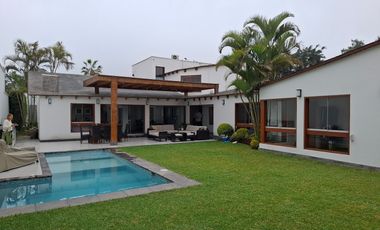 MODERNA CASA EN LA MOLINA DE 700 M2 CON 5 HABIT CON BAÑO, 3 ESTAC, $ 880,000