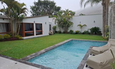 MODERNA CASA EN LA MOLINA DE 700 M2 CON 5 HABIT CON BAÑO, 3 ESTAC, $ 880,000