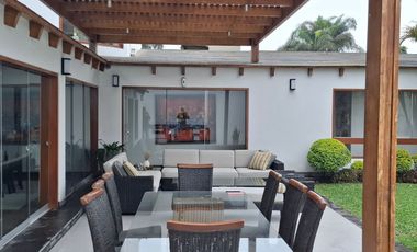 MODERNA CASA EN LA MOLINA DE 700 M2 CON 5 HABIT CON BAÑO, 3 ESTAC, $ 880,000