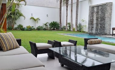 MODERNA CASA EN LA MOLINA DE 700 M2 CON 5 HABIT CON BAÑO, 3 ESTAC, $ 880,000