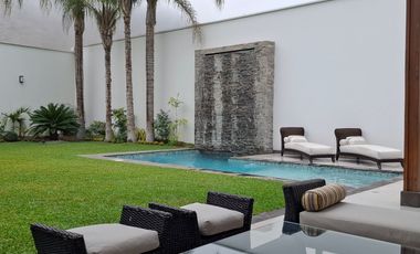 MODERNA CASA EN LA MOLINA DE 700 M2 CON 5 HABIT CON BAÑO, 3 ESTAC, $ 880,000