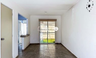 Casa de 2 pisos y 2 recámaras en La Estancia