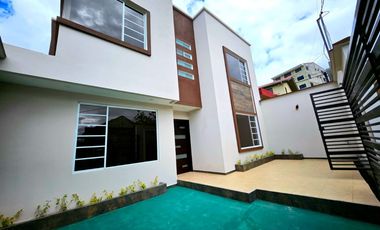 Casa por estrenar en San Juan Loma – 4 dormitorios, doble acceso privado.