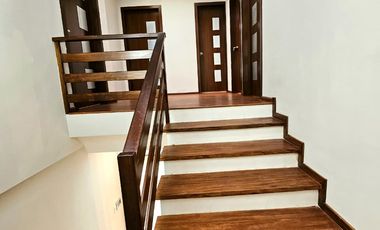 Casa por estrenar en San Juan Loma – 4 dormitorios, doble acceso privado.