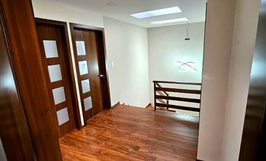 Casa por estrenar en San Juan Loma – 4 dormitorios, doble acceso privado.