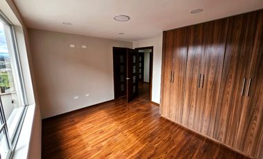 Casa por estrenar en San Juan Loma – 4 dormitorios, doble acceso privado.