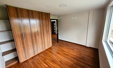 Casa por estrenar en San Juan Loma – 4 dormitorios, doble acceso privado.