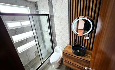 Casa por estrenar en San Juan Loma – 4 dormitorios, doble acceso privado.