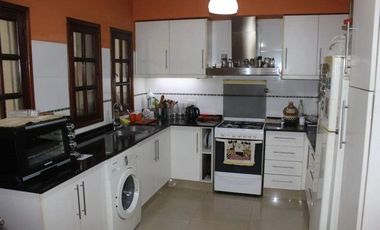 Casa triplex en el centro de Hurlingham