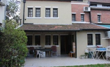 Casa triplex en el centro de Hurlingham