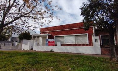 NUEVO VALOR A RECICLAR . Casa en Villa Club con parque