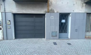 Venta de PH con cochera y patio en Abasto