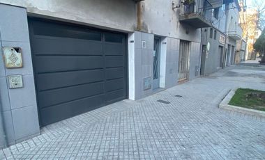 Venta de PH con cochera y patio en Abasto